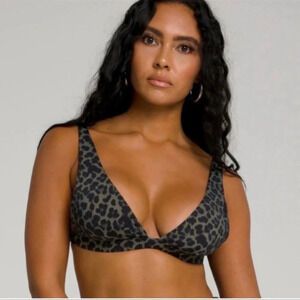 Good American Leopard Print Bikini Top in Black and Gray